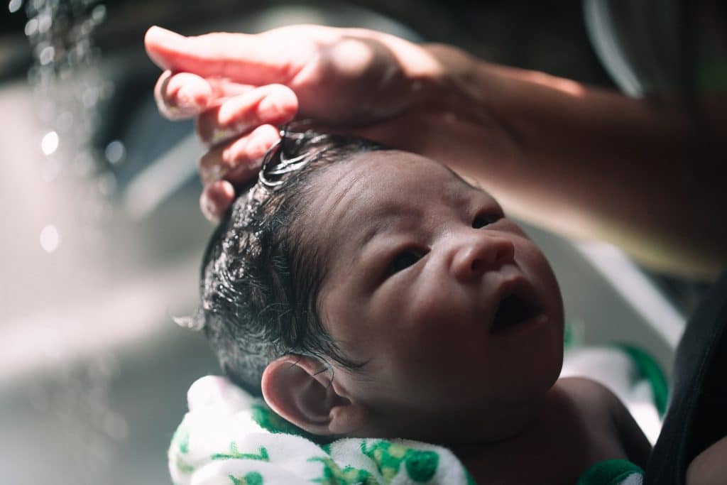 Comment laver les cheveux de bébé ?