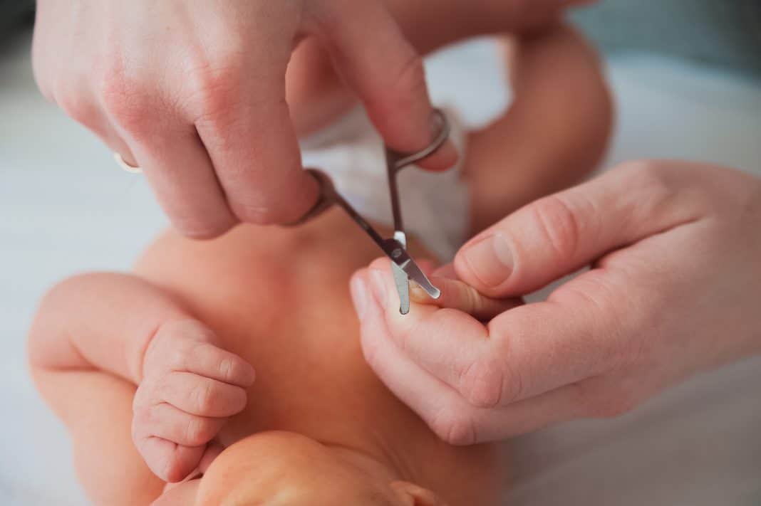 Quand couper les ongles de bébé ?