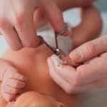Quand couper les ongles de bébé ?