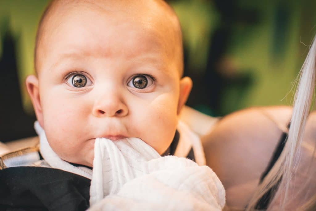 Comment calmer un bébé qui fait ses dents ?
