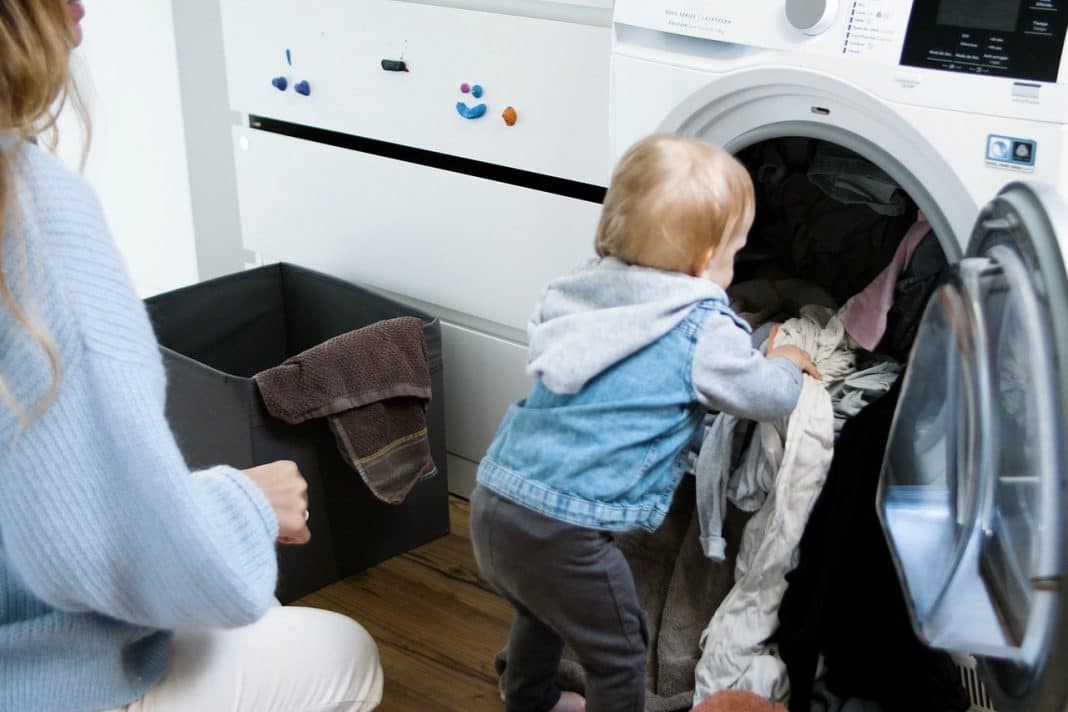 Pourquoi laver les vêtements neufs de bébé est indispensable ?