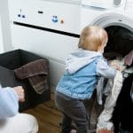 Pourquoi laver les vêtements neufs de bébé est indispensable ?