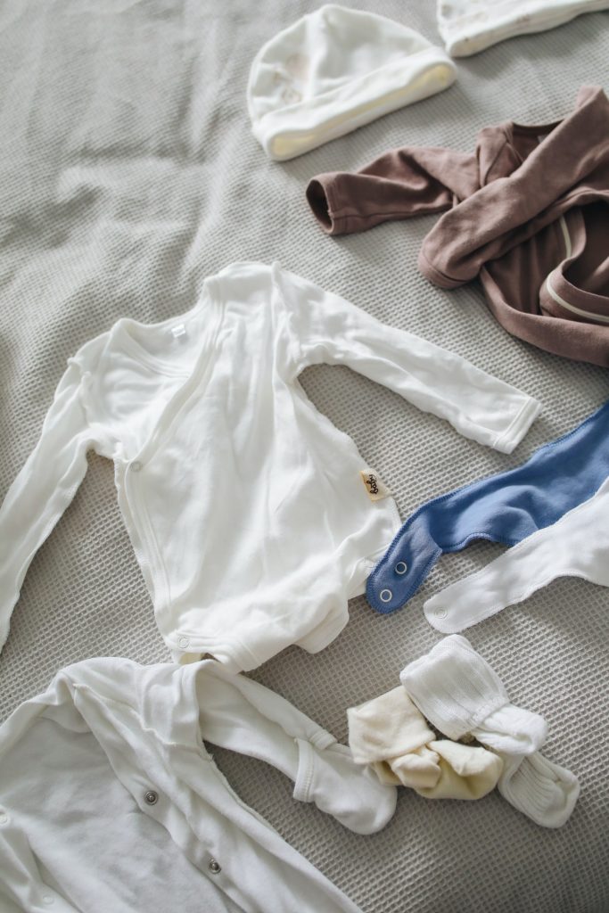 Pourquoi laver le linge neuf de bébé séparément ?