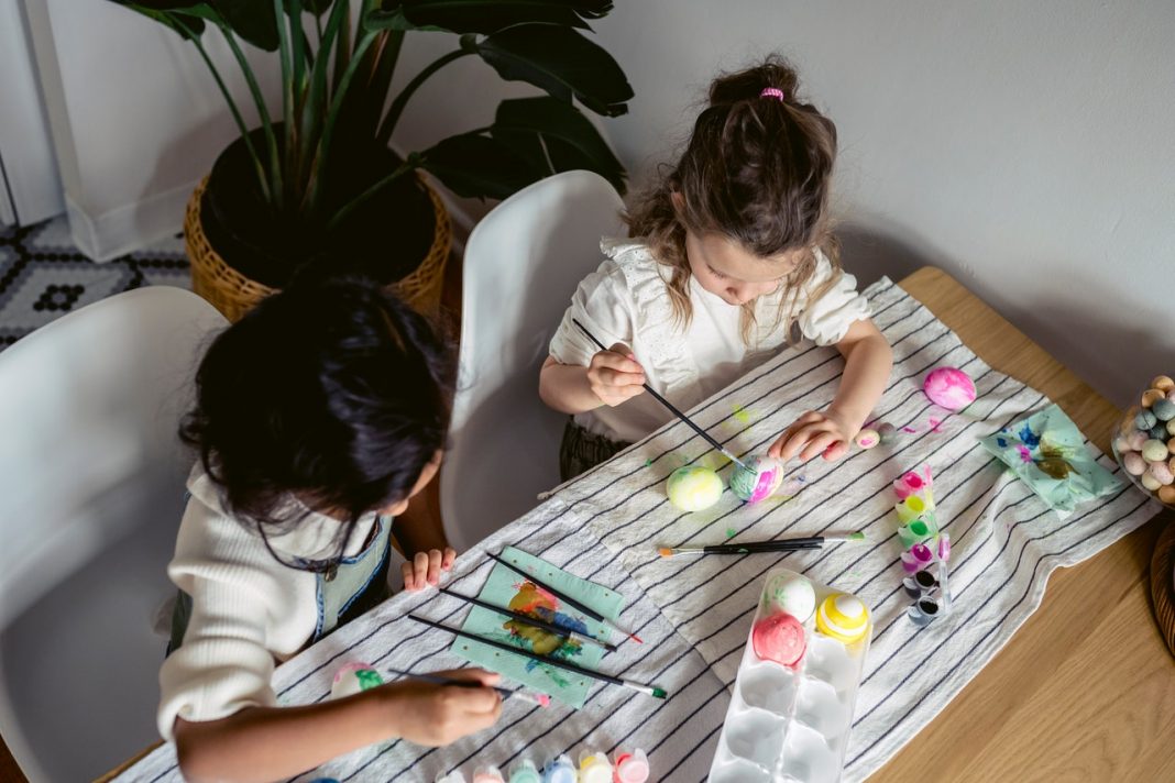 Etiquettes de vêtements enfant : comment les mettre ou les enlever