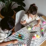 Etiquettes de vêtements enfant : comment les mettre ou les enlever