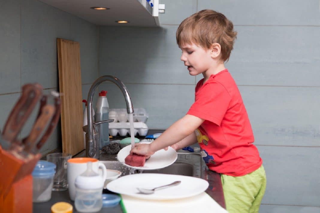 Tâches ménagères : 5 raisons pour lesquelles votre enfant devrait aider à la maison.