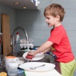 Tâches ménagères : 5 raisons pour lesquelles votre enfant devrait aider à la maison.