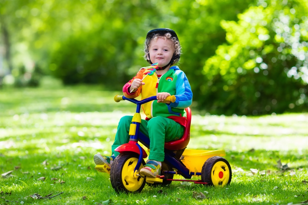 Comment se positionne l’enfant sur chacun de ces véhicules ?