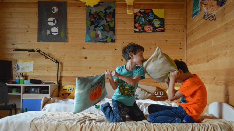 Marre de voir les chambres de vos enfants en pagaille ? Il serait peut-être temps de revoir leur aménagement