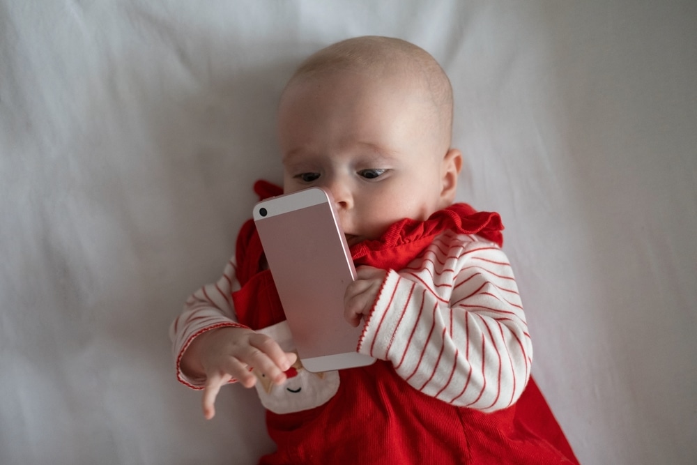 Téléphone portable enfant : à quel âge lui offrir son premier téléphone ? -  Justice Papa