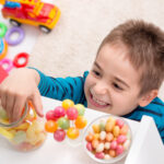 Offrir des bonbons comme cadeau à un enfant : comment lui faire plaisir ?