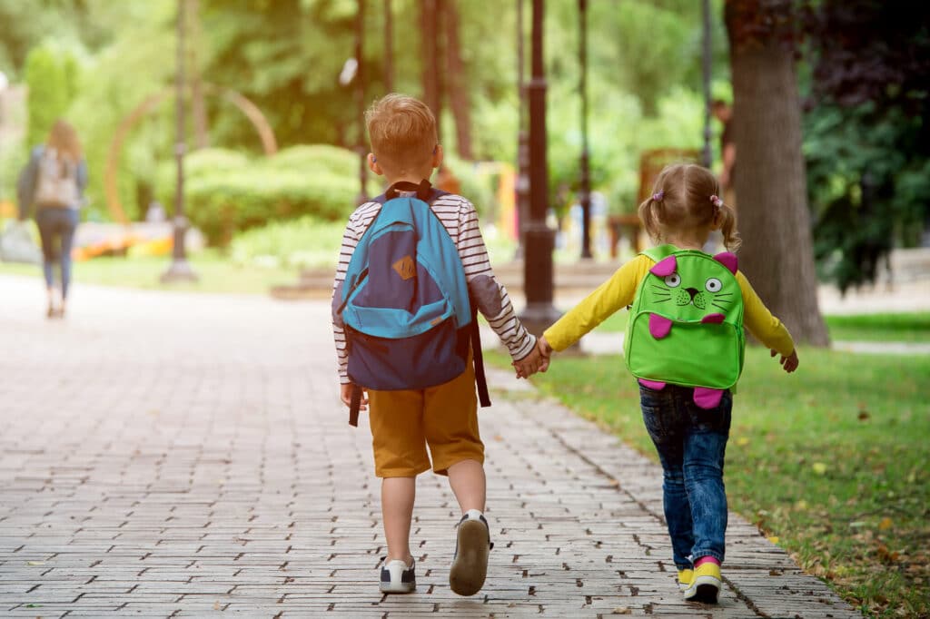 Des enfants sortant de l'école