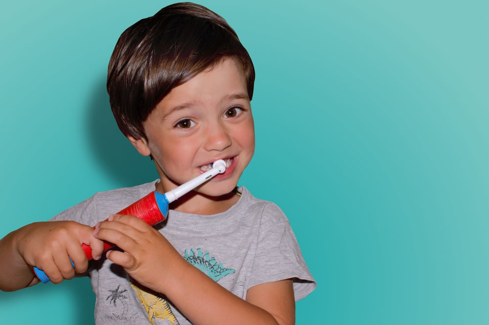 À quel âge lui proposer une brosse à dents électrique ?