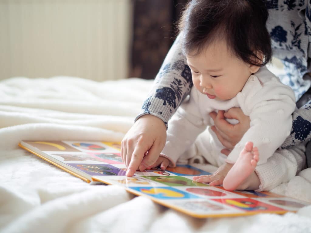 À quel âge offrir son premier livre à bébé ?