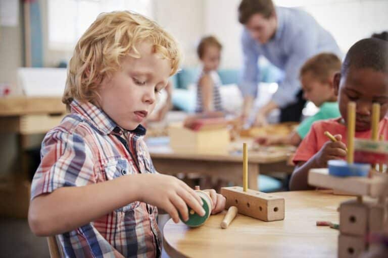 Les jouets en bois Montessori pour le développement de l’enfant