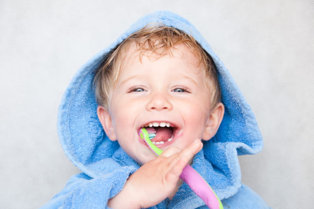 Apprendre les premiers gestes de l'hygiène bucco-dentaire aux tout-petits