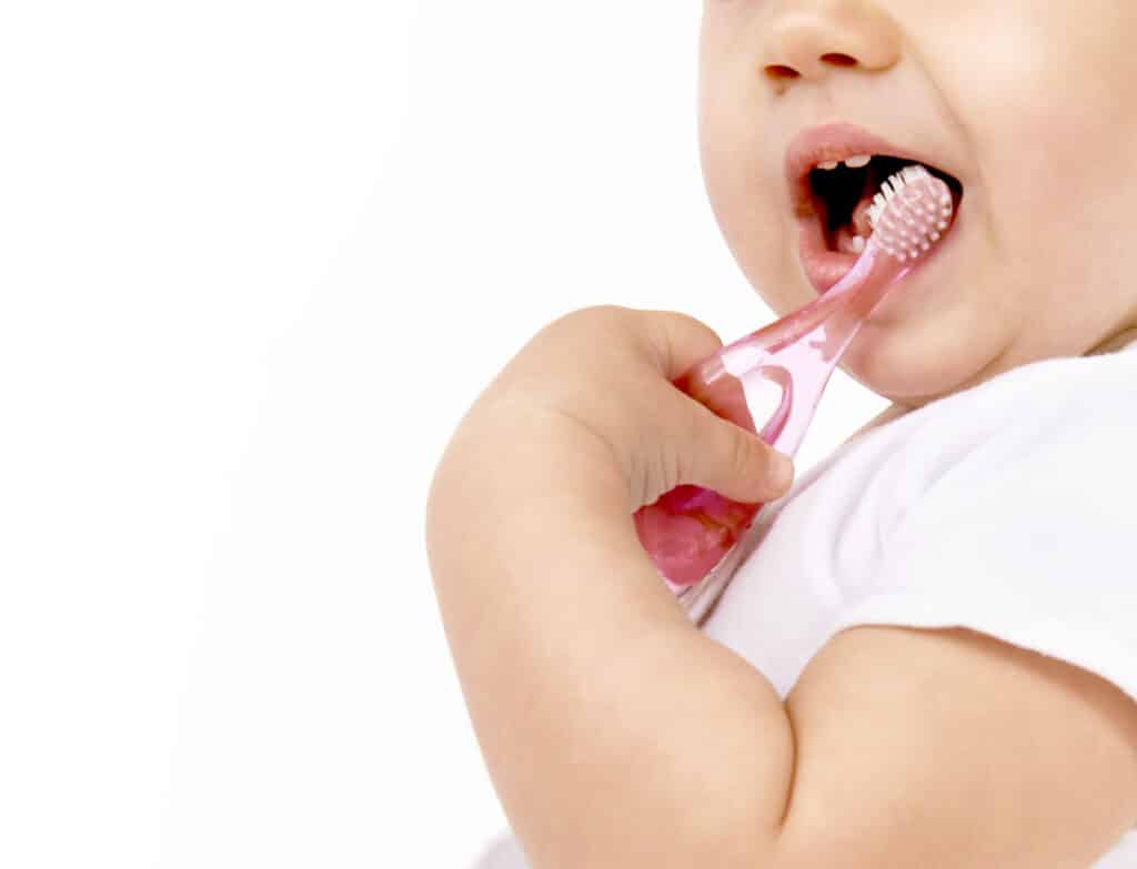 À quel âge brosser les dents de bébé ?