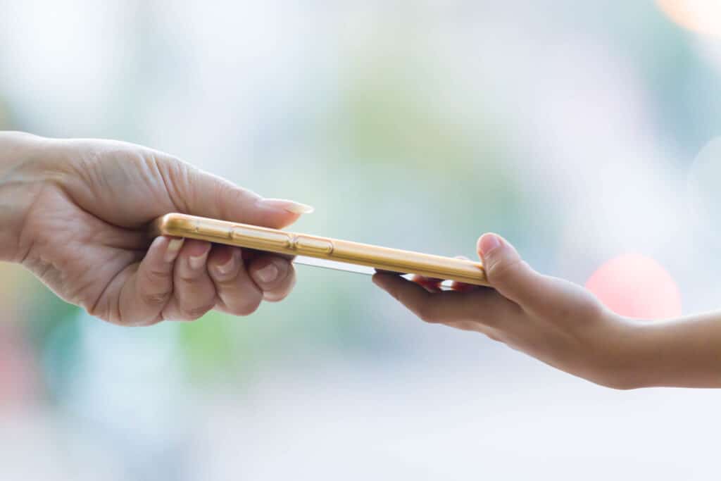 À quel âge offrir un téléphone à son enfant ?