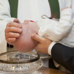Rôle et importance de la médaille de baptême offerte