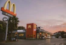 McDonald’s : une solution de secours idéale pour les parents pressés red and white concrete building near palm trees during daytime