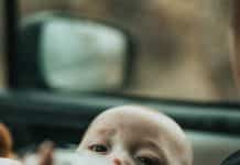 Comment choisir le lait pour bébé : un guide complet pour les parents baby in blue shirt drinking milk from feeding bottle