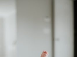 Où acheter ses couches pour bébé ? baby's white onesie